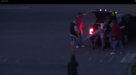 Žena skončila v kufri, policajti sa len prizerali 