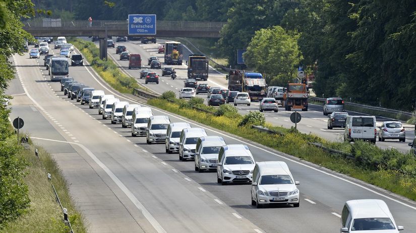 Konvoj prevážajúci ostatky 16 školákov, ktorí...