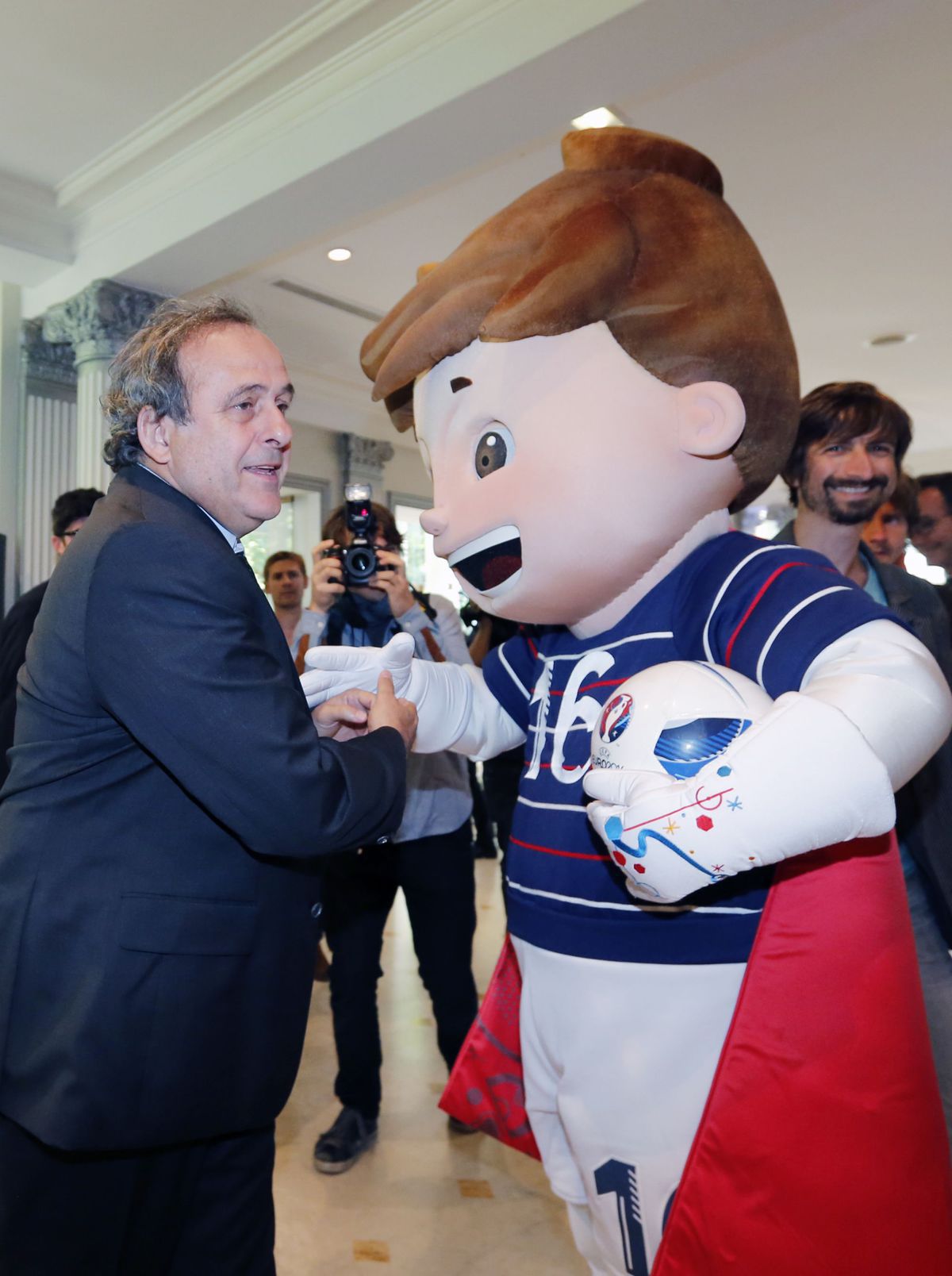 Prezident UEFA Michel Platini s maskotom ME...