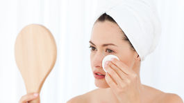 Odličovať sa treba, už viac nepochybujte! Ale ako, aby si to pleť užívala..?