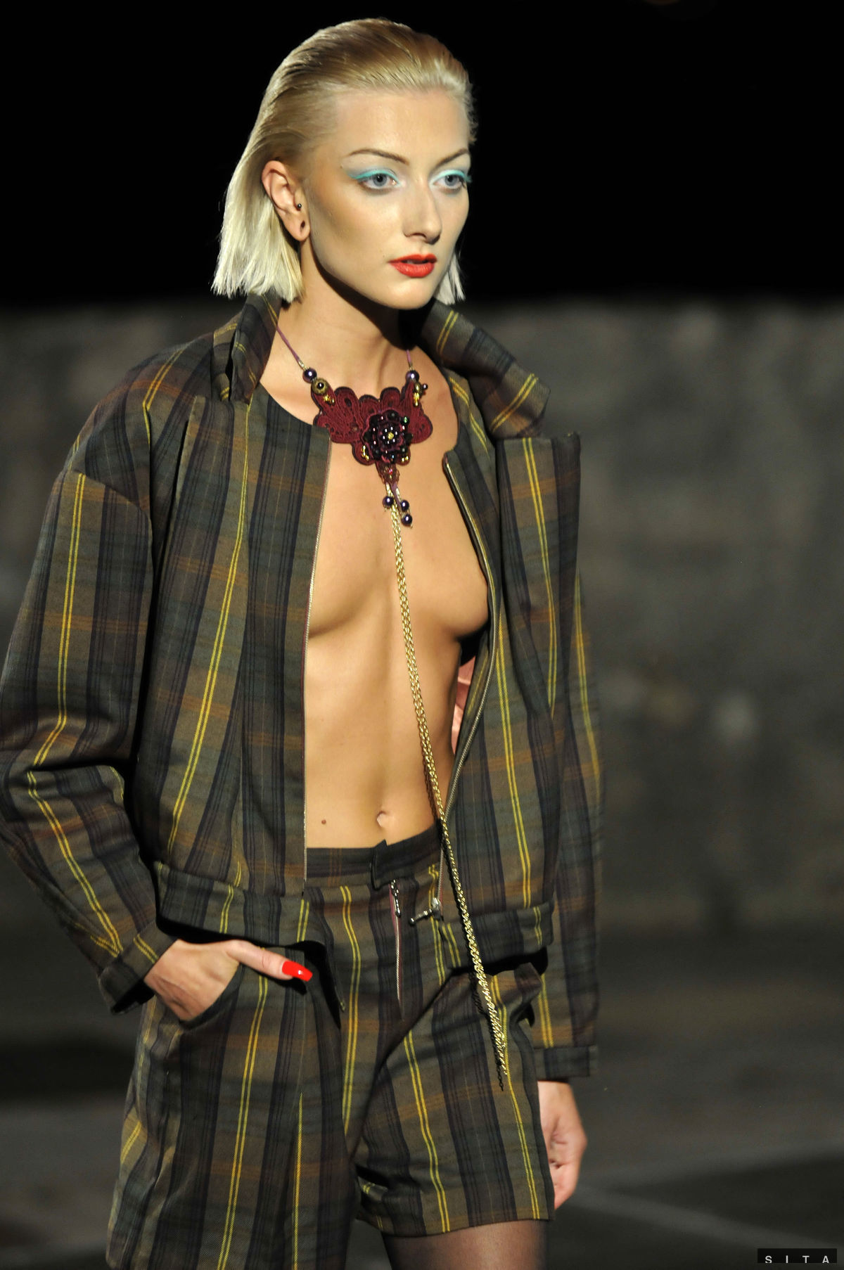 Modelka predvádza model Pavla Berkyho.