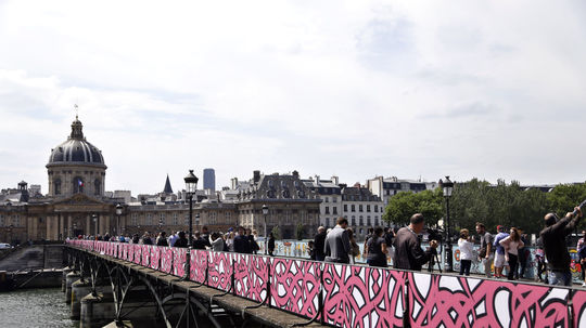 Dočasné panely s graffiti na moste Pont des Arts.