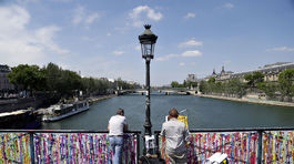 most Pont des Arts, Paríž, zámky lásky, graffiti