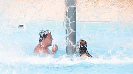 Mestá počas horúčav polievajú ulice aj rosia vzduch