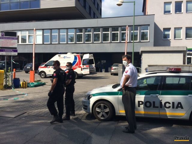 Na miesto sa dostavili aj policajti.