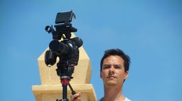 Režisérom dokumentu je Frédéric Tcheng.