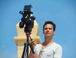 Režisérom dokumentu je Frédéric Tcheng.