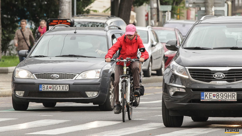 Cyklisti často nemajú inú možnosť, než sa...