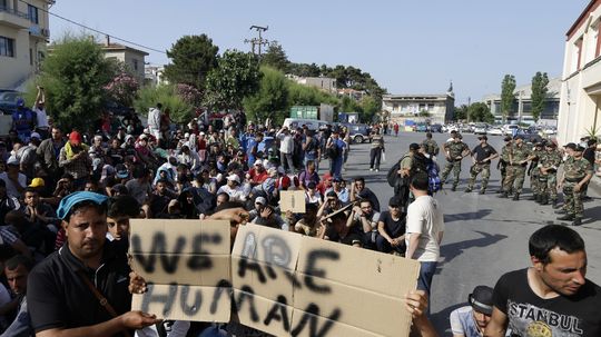Sýrski migranti na gréckom ostrove Lesbos.
