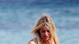 Futbalová manželka v akcii: Prsia kypia z bikín, krivky lákajú pohľady