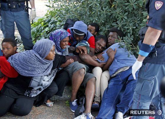 Medzi skupinou utečencov boli ženy aj deti.