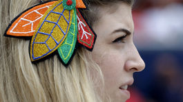 Aj Chicago podľahlo tlaku. S indiánskou čelenkou vás do arény už nepustia