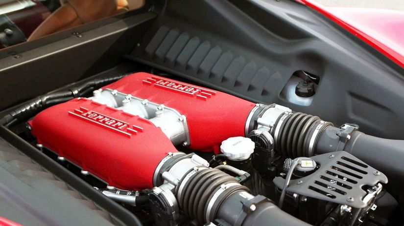Motor 4,5 V8 od Ferrari si aj po roku udržal...