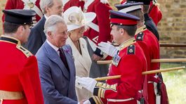 Britský princ Charles a Camilla sa rozprávajú s...