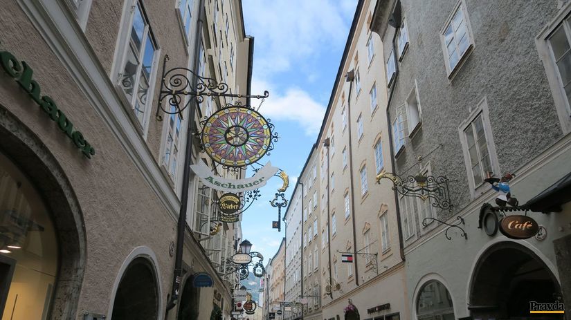 Getreidegasse je prehliadkou originálnych...