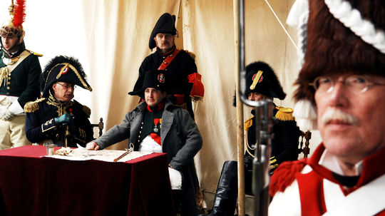 Na snímke herci v dobových uniformách vo...