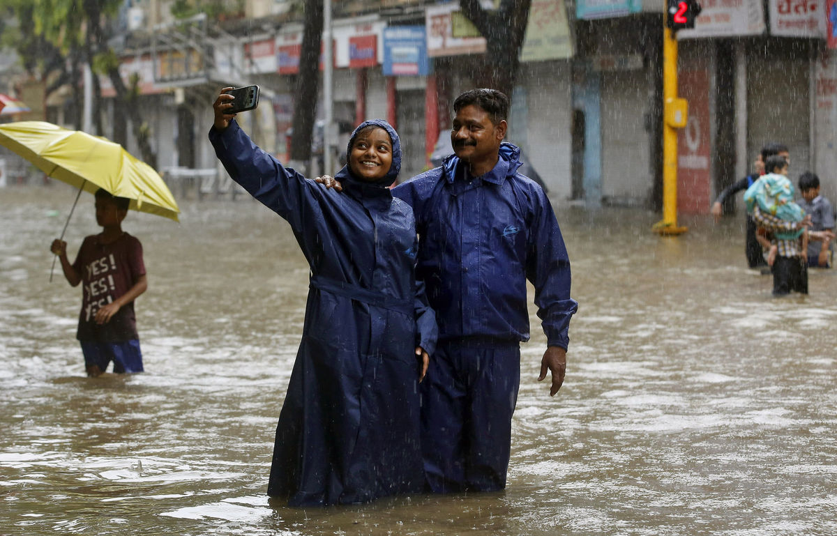 Bombaj, záplavy, selfie