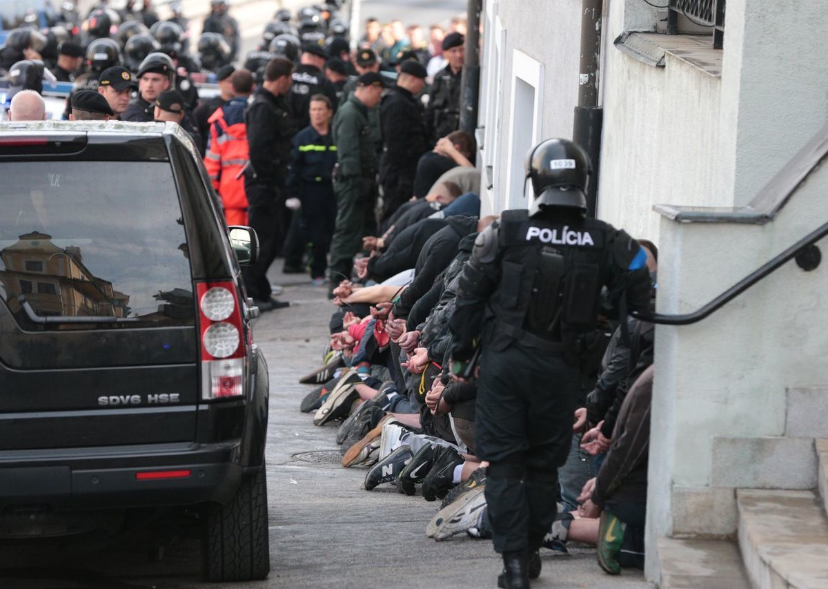 Polícia zatkal asi dvadsať radikálov, ktorí...