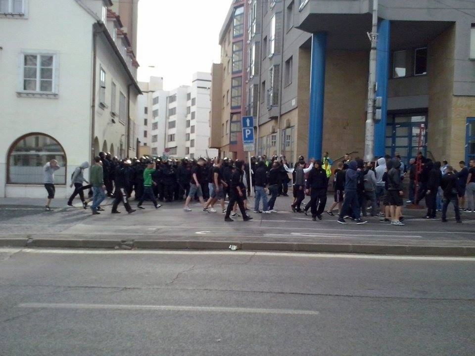 Kým účastníci demonštrácie proti utečencom sa...