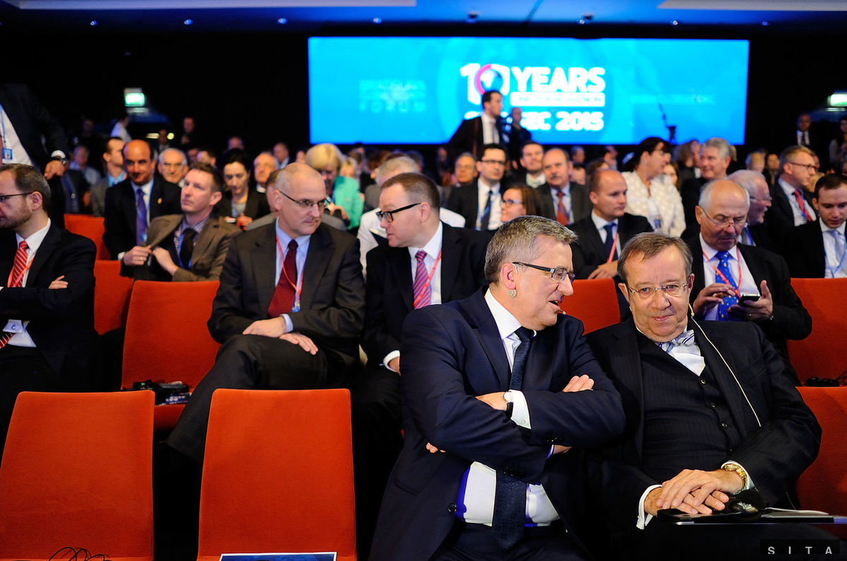 Poľský prezident Bronislaw Komorowski (dolný...