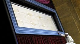 Pápež František sa pomodlil pred turínskym plátnom