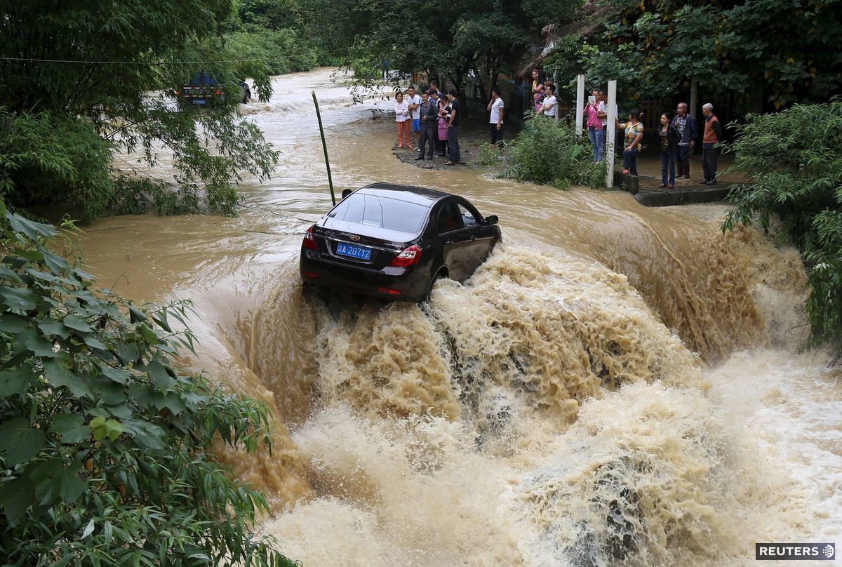 Čína, auto, záplavy, počasie