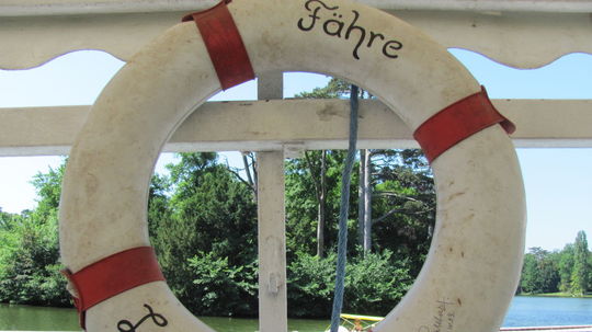 Zo zámockého parku k hradu premáva kompa.