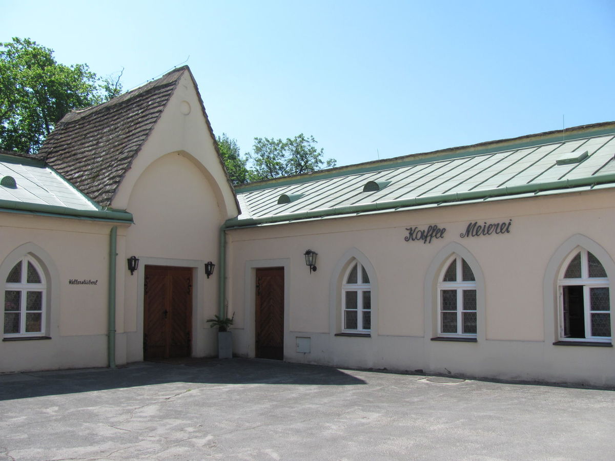 Nádvorie hradu s kaviarňou, ktorá ako väčšina...