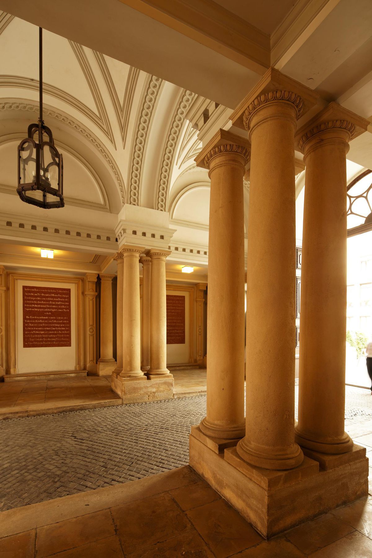Vjazd do Primaciálneho paláca s pamätnou...