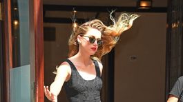 Deppova manželka ohúri aj na ulici! Telo ako prútik, hriva rozviata vetrom