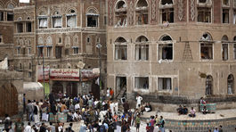 Bomby padajú a Islamský štát kuje plány