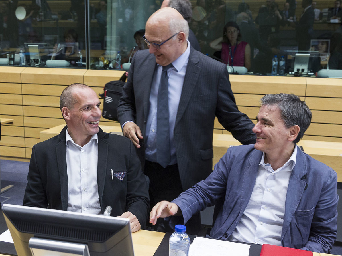 Francúzsky minister financií Michel Sapin (v...