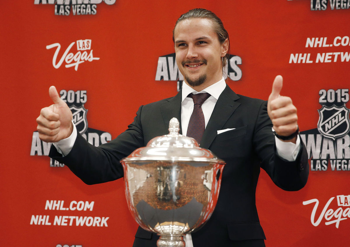 Erik Karlsson (Ottawa) s ocenením James Norris...