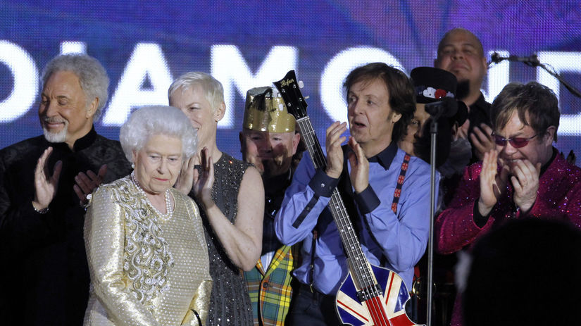 Tom Jones s britskou kráľovnou Alžbetou II.,...