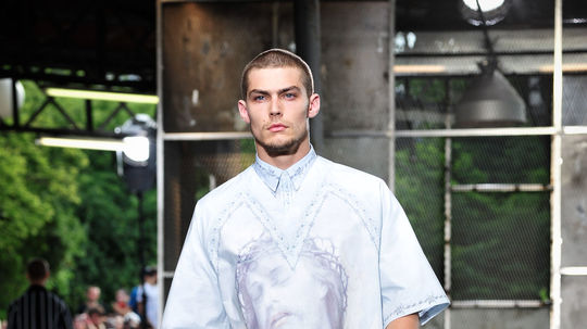 Model oblečený do pánskej kolekcie Givenchy na...