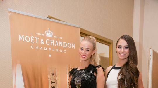 Miss Slovensko 2015 Lujza Straková (vľavo) s...