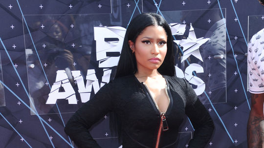 Raperka Nicki Minaj v šatách Givenchy. 