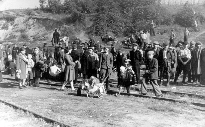 Rok 1946: Skupina poľských utečencov vystúpila...