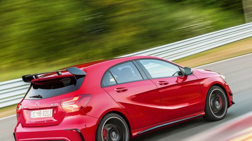 Na vrchole stojí verzia Mercedes-AMG 45 4Matic...