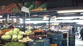 Sociálna výdajňa na trhovisku zneisťuje stánkarov