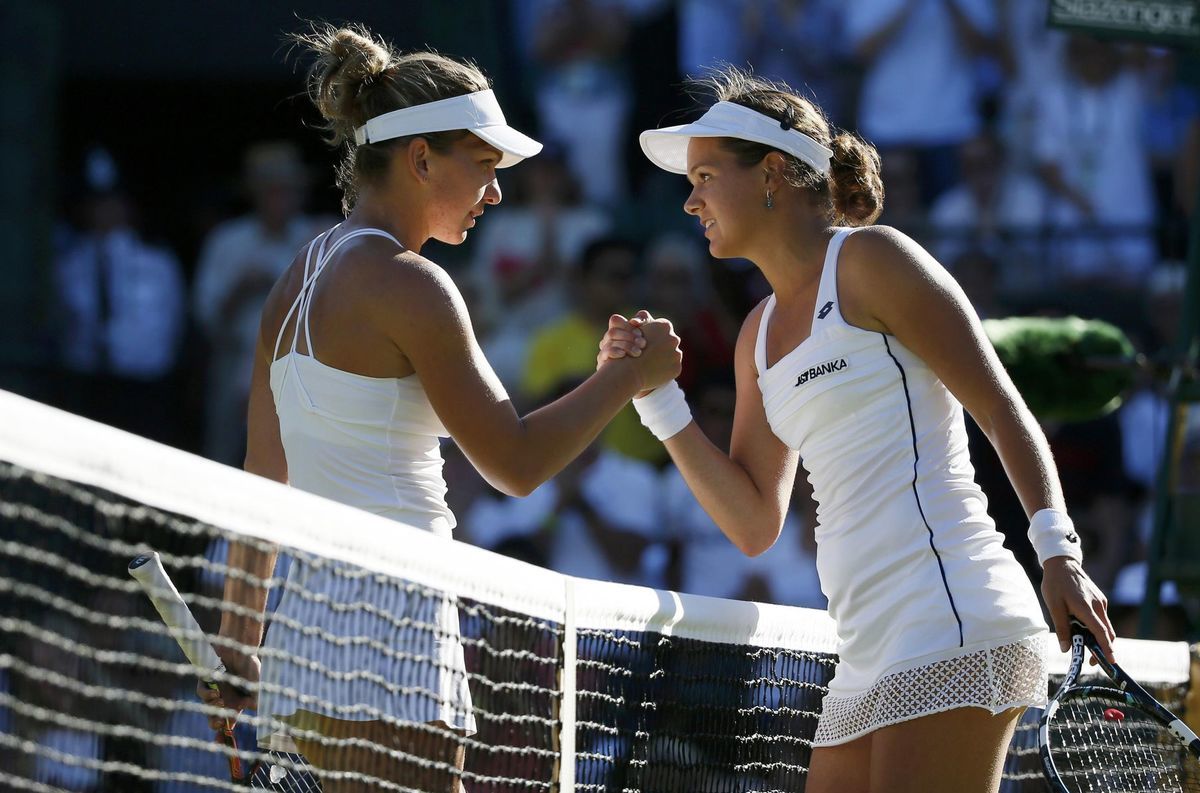 Simona Halepová gratuluje k postupu Slovenke...