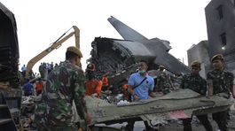 Nehoda vojenského lietadla v Indonézii má už vyše 140 obetí 