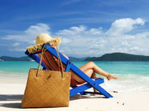 pláž, more, dovolenka, leto, letná dovolenka, ležadlo, lehátko, cestovanie, piesok, opaľovanie, more, kúpanie, slnko, slnenie, plavky, klobúk, oddych, relax