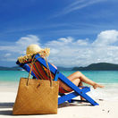 pláž, more, dovolenka, leto, letná dovolenka, ležadlo, lehátko, cestovanie, piesok, opaľovanie, more, kúpanie, slnko, slnenie, plavky, klobúk, oddych, relax