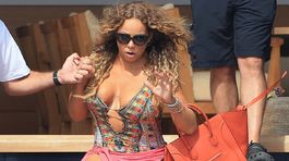 Uf! Šnúrka takmer neudržala jej prsia, Mariah Carey stratila rovnováhu