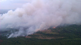 Ukrajinskí hasiči bojujú s požiarom v zóne černobyľskej jadrovej elektrárne