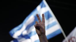 Grécky parlament mal rušnú noc, schválil dohodu s veriteľmi
