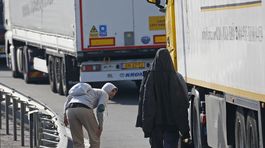 Dopravu medzi Francúzskom a Britániou narušila smrť migranta