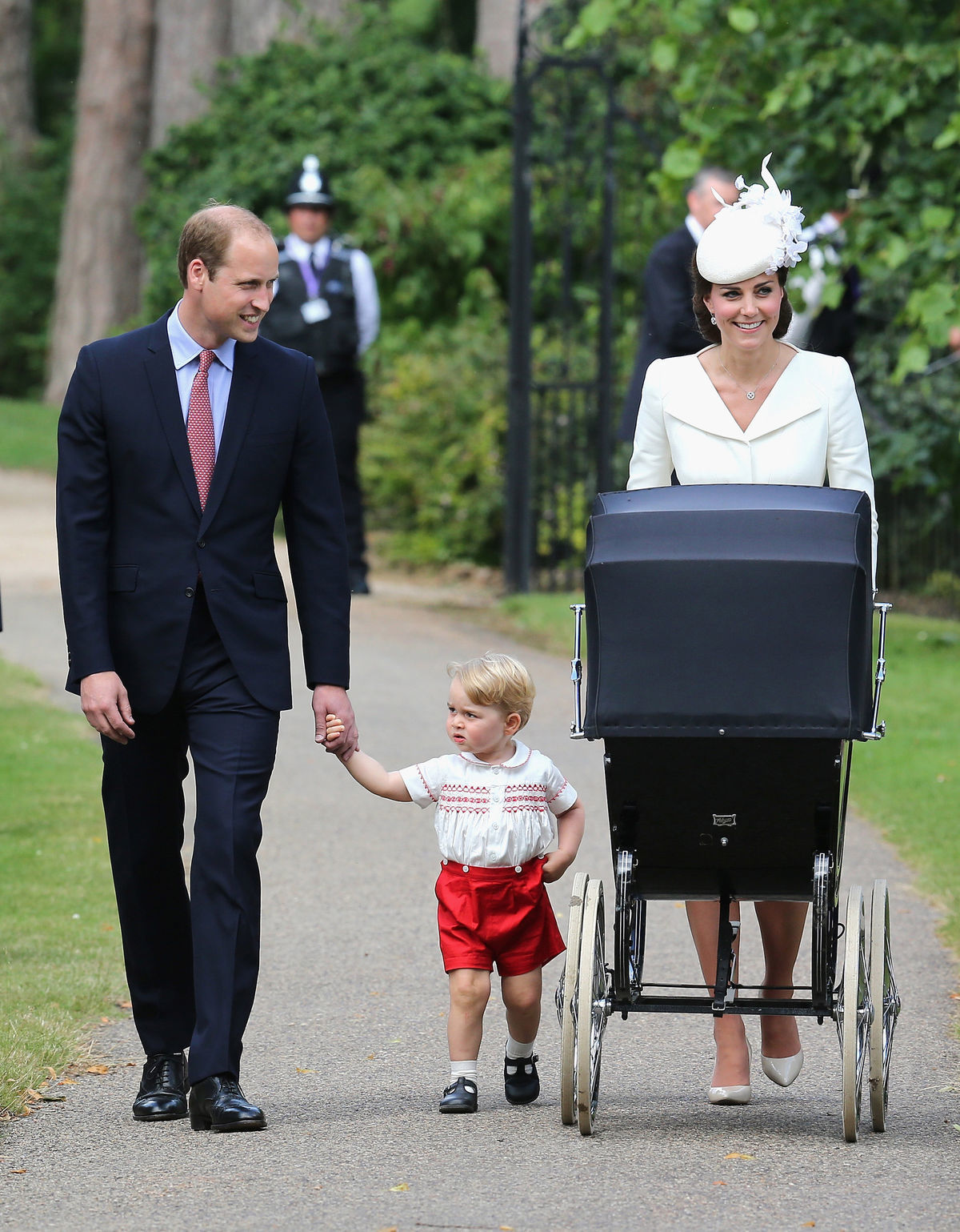 William a Kate s ich dvoma deťmi po krste...