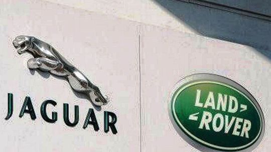 Jaguar Land Rover zníži v Británii výrobu a bude prepúšťať